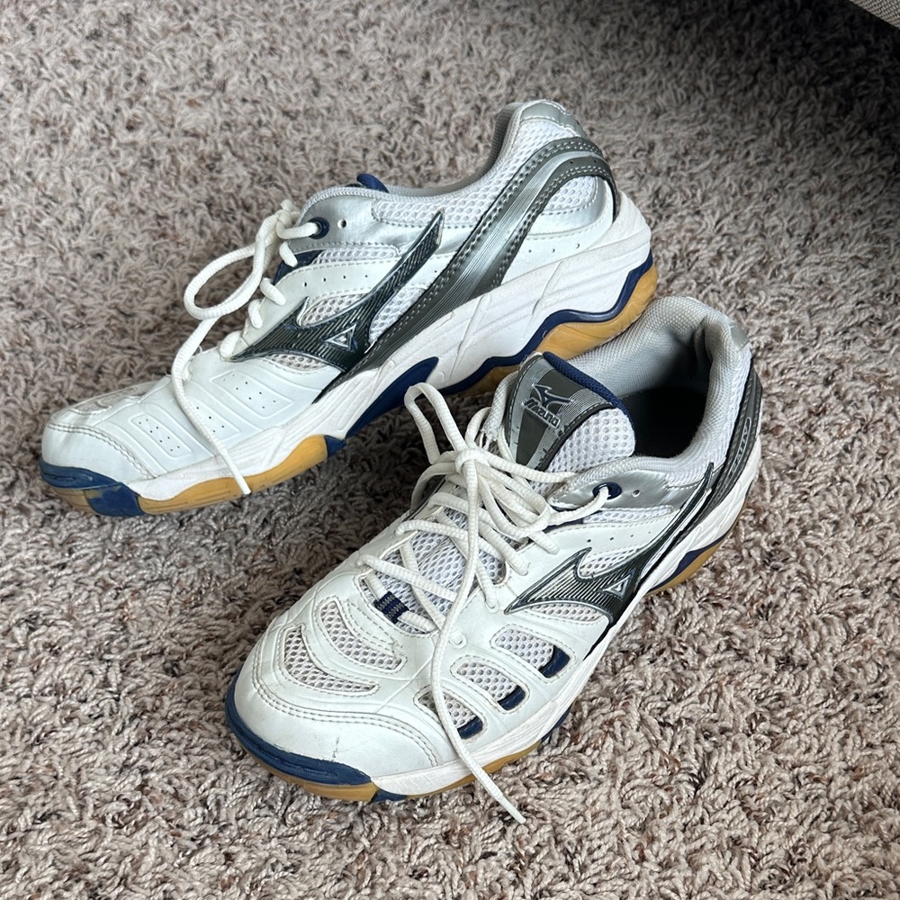 EUC Mizuno White and Navy WOMENS  Sports Sneakers